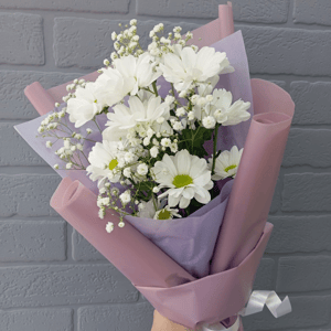 Букет "Простая радость" из хризантем и гипсофил