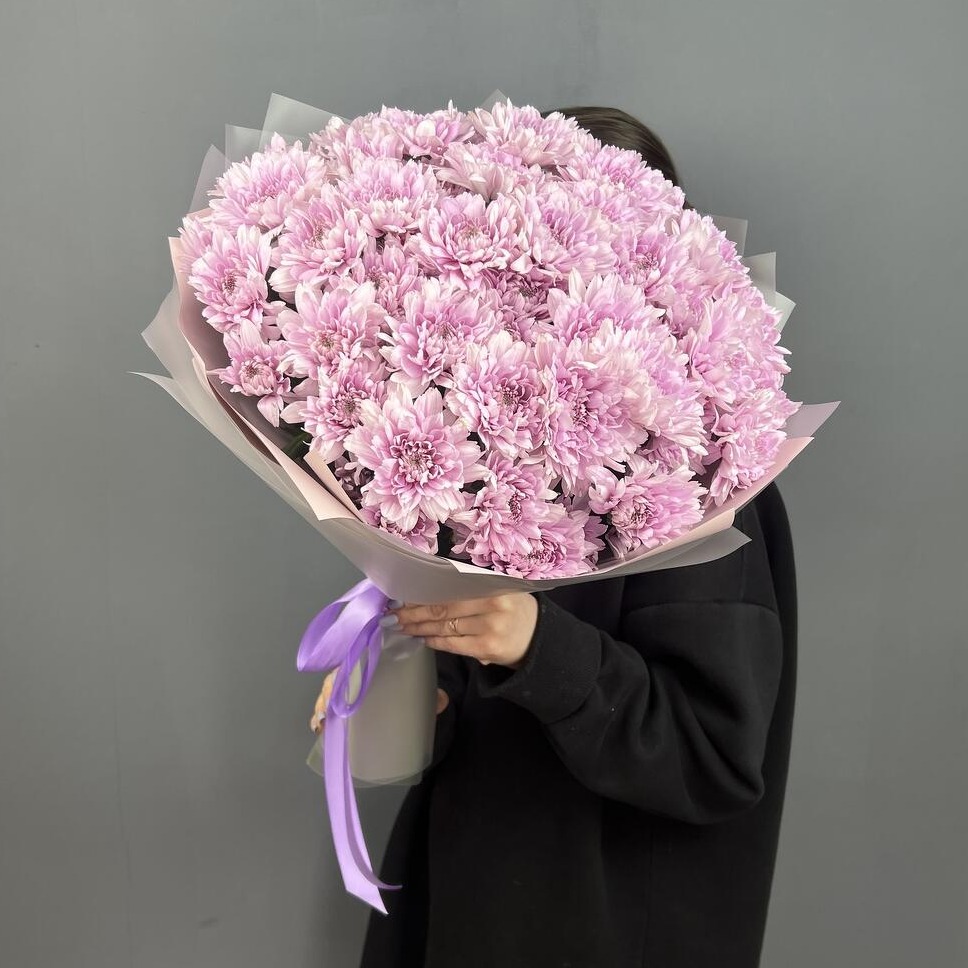 Букет из пушистой сиреневой хризантемы