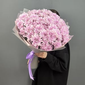 Букет из пушистой сиреневой хризантемы