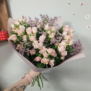 Букет кустовых роз с лимониумом