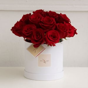 Шляпная коробка с цветами «Красные розы в белой коробке»