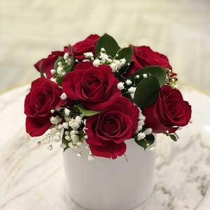 Шляпная коробка с цветами «Коробочка с красными розами и гипсофилой»