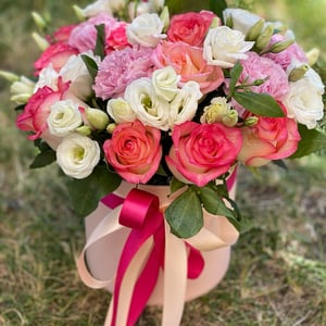 Шляпная коробка с цветами «Даймонд» из роз и эустом