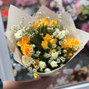 Букет «Нежная кустовая роза и танацетум»