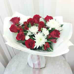 Букет ,, Огненный Иней ,, из роз и альстромерий