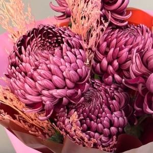 Букет из винных хризантем и лимониума