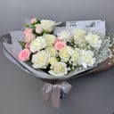 Букет «Парижский глянец» из гвоздик и гипсофил