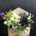 конверт с цветами из эустом и хризантем