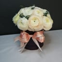 Шляпная коробка с цветами «Стиль» из ранункулюса