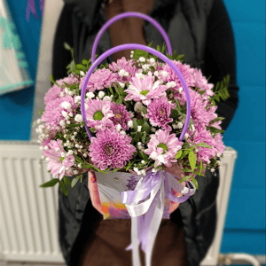 Коробка с цветами «Полюшко» из хризантем и гипсофил