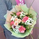 Букет с хризантемами и диантусами