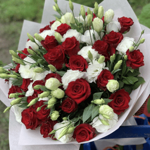 Букет красной розой с эустомой