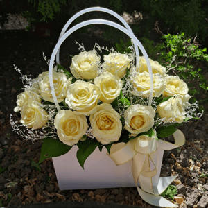 Композиция «Белые розы в сумочке»