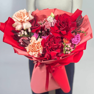Букет «Алая симфония» из роз и гвоздик