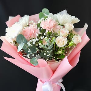 Букет "Первое свидание" из хризантем и гвоздик