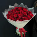 Букет 25 красных роз в упаковке