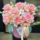 Шляпная коробка с цветами «Композиция из роз и эустомы»