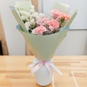 Букет «Цветочная нега» из гвоздик и эустом