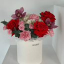 Яркая композиция в шляпной коробке из орхидей и гортензий