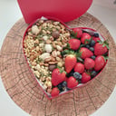 Подарочный набор сердце с ягодами и орех