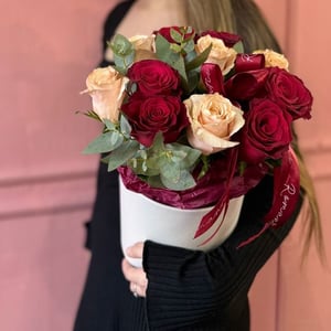 Шляпная коробка с цветами «Сборная коробка из роз»