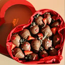 Сердце из клубники в шоколаде