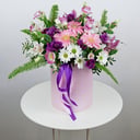 Шляпная коробка с цветами «Поэма» из орхидей и эустом