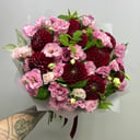 Букет «Бордовые георгины с нежной эустомой»