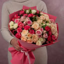 Букет из разноцветных кустовых роз