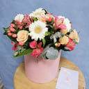 Шляпная коробка с цветами «Радость» из роз и гербер