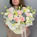 Шляпная коробка с цветами «Нежная композиция с лизиантусом (303)» из гвоздик и эустом