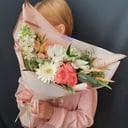 Букет «Нежная птичка» из роз и альстромерий