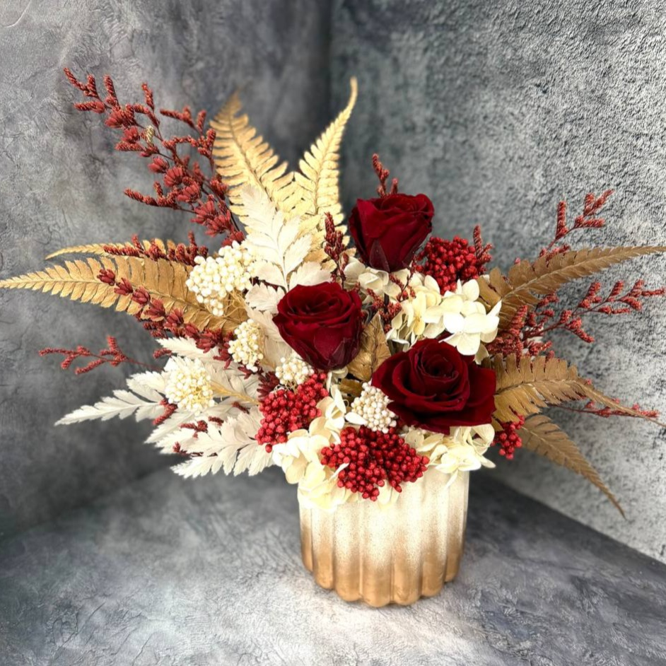 Красные розы в золоте