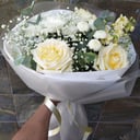 Букет «Кремовый Бархат» из хризантем и гипсофил