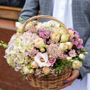Корзина с цветами «Цветочный бал» из эустом и ромашек