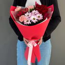 Букет "Без слов" из гвоздик и роз