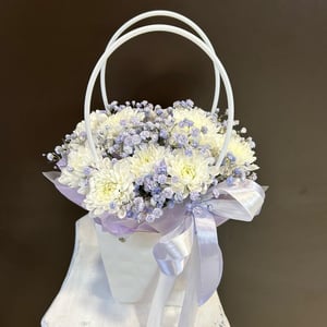 Коробка с цветами «Композиция в сумочке кустовая хризантема»