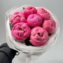 Букет «7 коралловых пионов Корал Шарм»