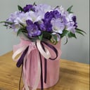 Шляпная коробка с цветами «Фрейлина императрицы» из фрезии