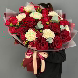 Букет с кустовыми пион розами