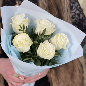 Букет «Мондиал с зеленью» из роз