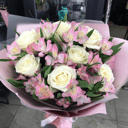 Букет «Розовая альстромерия с белой розой»