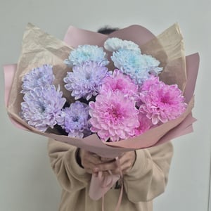 Стойкий радужный букет хризантемы