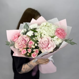 Нежный сборный букет из роз и хризантем