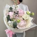 Букет «Пионы с маттиолой» из экзотических цветов и эустом