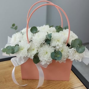 Коробка с цветами «Хризантема в сумочке»