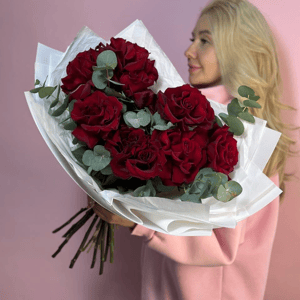 Букет «9 французских роз с эвкалиптом»