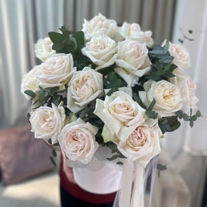 Коробка с цветами «Белые ароматные розы»