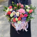 Шляпная коробка с цветами «Цветочный праздник» из эустом и гвоздик