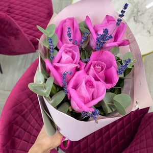 Букет с розами и лавандой